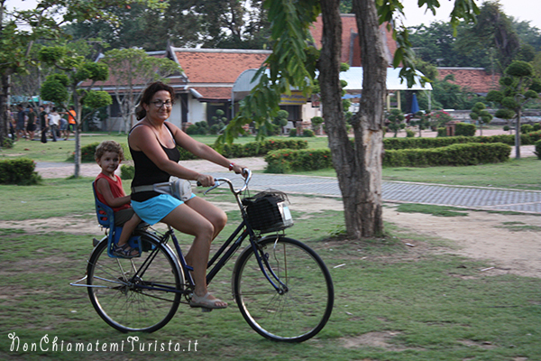 in bici alla scoperta delle rovine di Ayutthaya